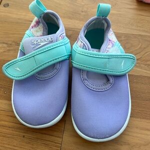 Speedo water shoes, size 6. Good condition!